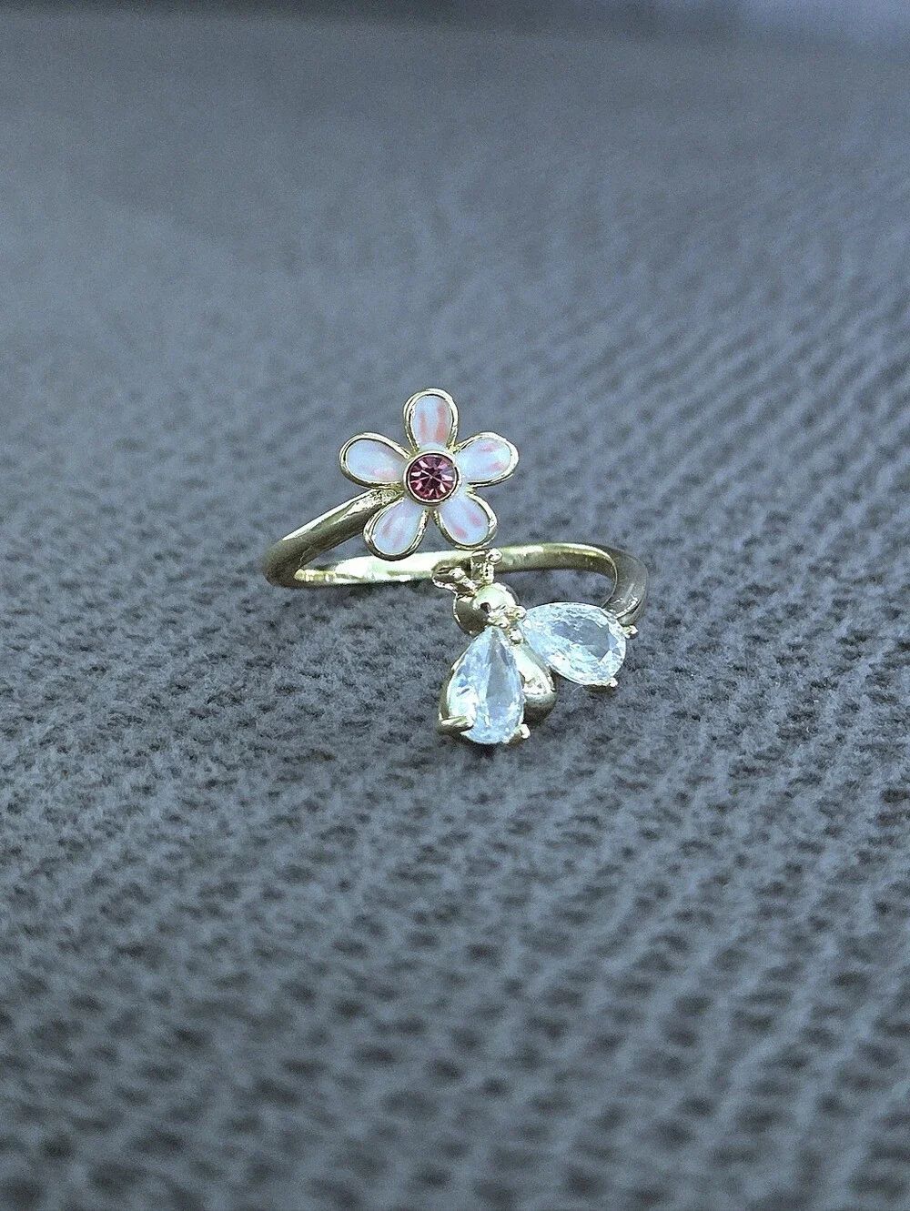 La Meno Flower🌸 and Bee🐝 Bypass Ring💍 - NIB - Picture 14 of 16